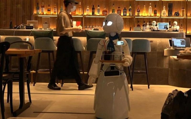 ربات‌های پیشخدمت در کافه‌ای در توکیو از مشتریان پذیرایی می‌کنند +فیلم
