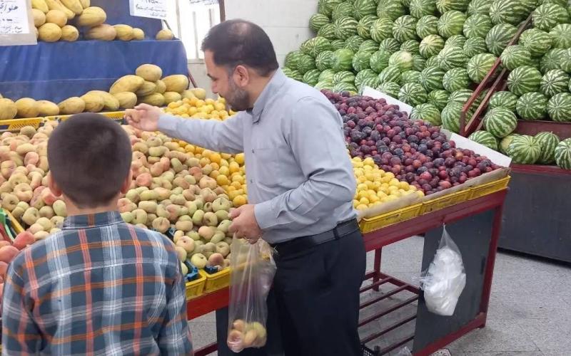 تصاویری از خرید بدون تشریفات وزیر ارتباطات به همراه پسرش