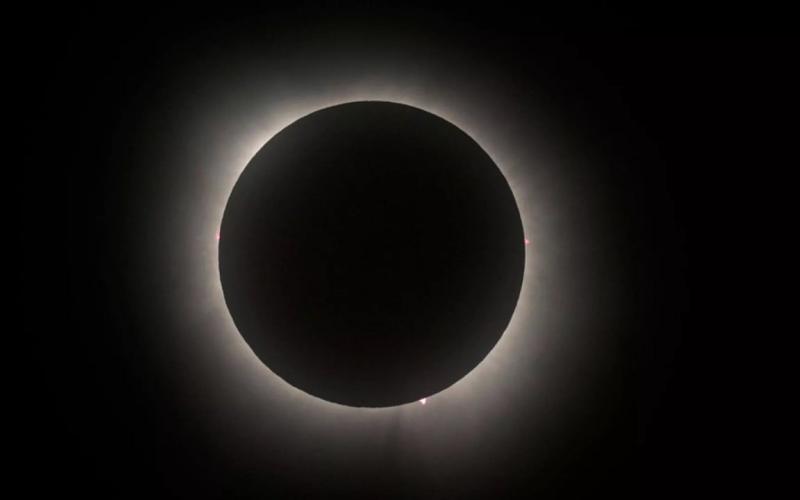 میلیون‌ها نفر در سراسر آمریکای شمالی خورشید گرفتگی کامل را تماشا کردند