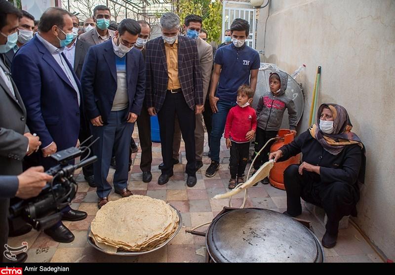 تصاویر/ آذری جهرمی در حال خوردن نان محلی