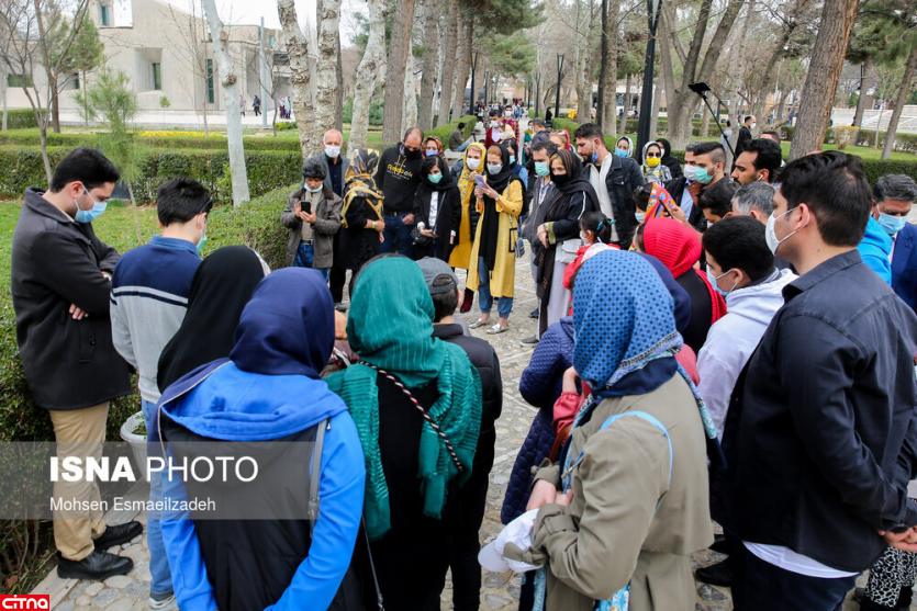 تصاویری از حضور مردم در آرامگاه شجریان و اخوان ثالث در نخستین روز سال