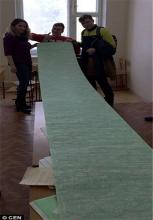 تقلب 4 متری این دانشجو در امتحان فیزیک هسته‌ای! (+تصاویر)