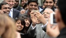 نخست‌وزیری که عاشق سِلفی گرفتن است! (+تصاویر)