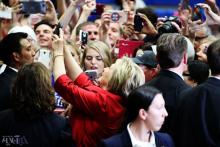 تصاویر/ علاقه‌ی هیلاری کلینتون به سلفی گرفتن با هوادارانش! 