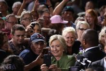 تصاویر/ علاقه‌ی هیلاری کلینتون به سلفی گرفتن با هوادارانش! 