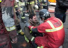 تصاویر/ آتش‌نشانان در اشک و بُهت فاجعه پلاسکو