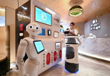 تصاویر پذیرایی ربات‌ها از مهمانان در رستوران‌های ژاپن 