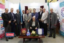 تقدیر اعضای سندیکای صنعت مخابرات ایران از رئیس این سندیکا در نمایشگاه تلکام پلاس 98 (+تصاویر)