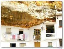 زندگی در شهری عجیب با خانه هایی در میان صخره ها (+تصاویر)