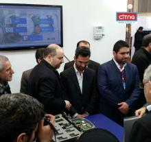 بازدید وزیر ارتباطات از غرفه‌ی دانشکده‌ی پست و مخابرات در نمایشگاه اینترنت اشیاء
