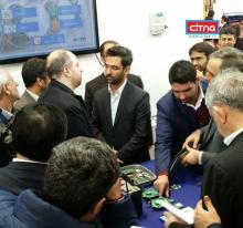 بازدید وزیر ارتباطات از غرفه‌ی دانشکده‌ی پست و مخابرات در نمایشگاه اینترنت اشیاء