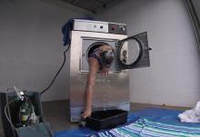 مردی در لباسشویی خودش را شست (+تصاویر) 