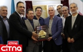 تقدیر اعضای سندیکای صنعت مخابرات ایران از رئیس این سندیکا در نمایشگاه تلکام پلاس 98 (+تصاویر)