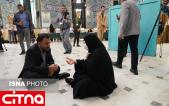 وزیر ارتباطات برای شنیدن سخنان یک بانو، روی زمین حسینیه ارشاد نشست (+کلیپ)