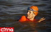 شنای عجیب خانم سفیر برای لایک های فیس بوک! (+تصاویر)